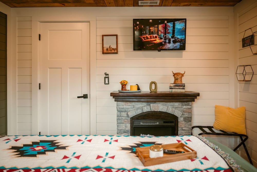 Cowboy Bunkhouse hot tub Lake Farm Nature