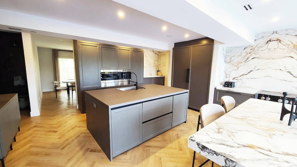 New 5 Bedroom Modern Villa on Golf Course