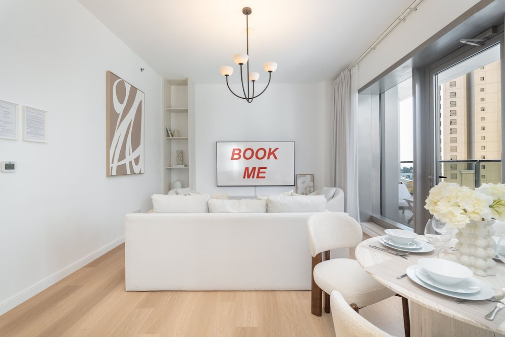 Bright and Airy 1-bedroom Apartment Perfect for 4 in Dubai Marina