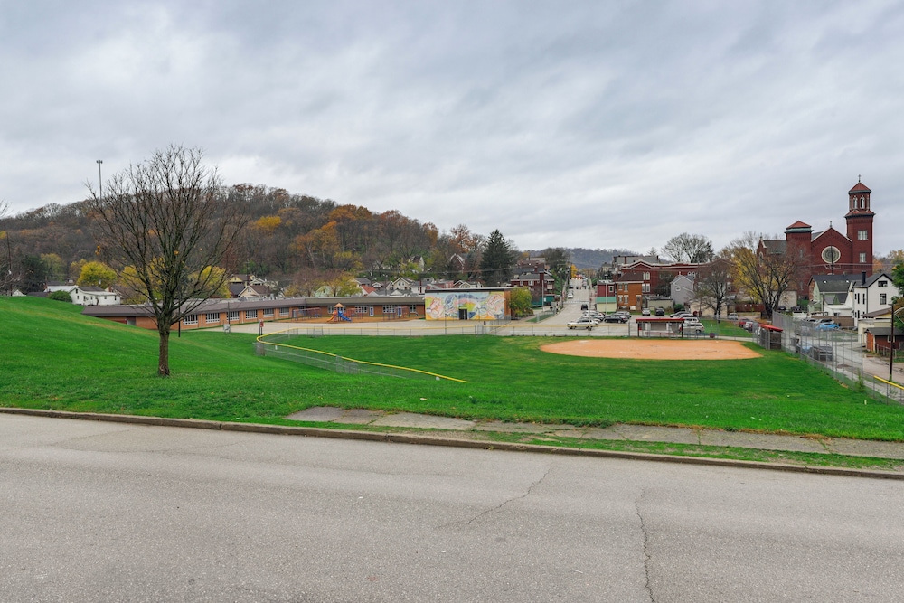 3 Mi to Dtwn: Covington Getaway w/ Backyard