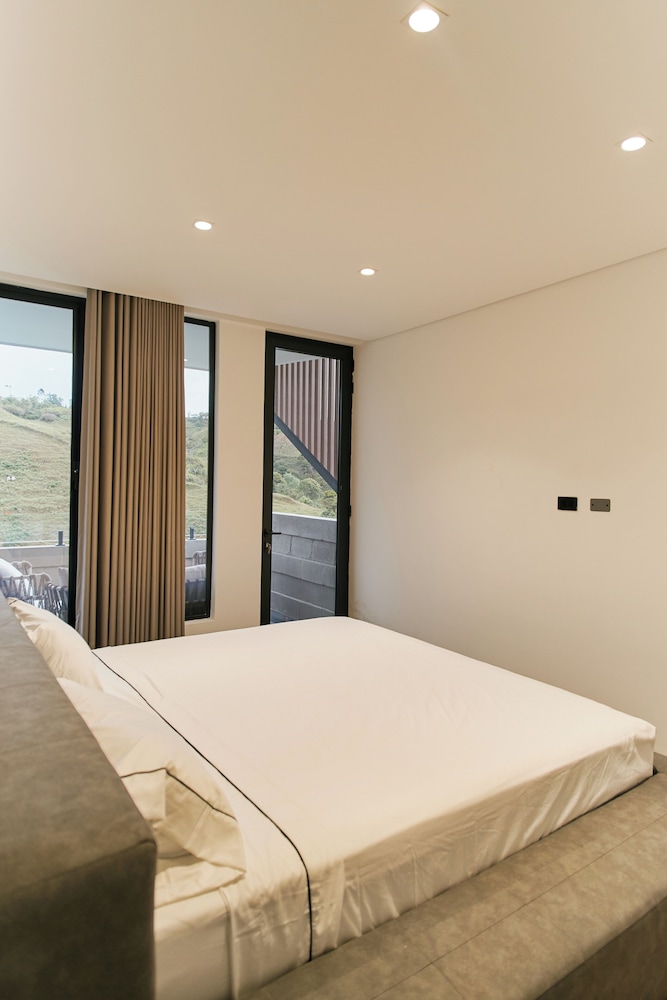 Roka Hotel