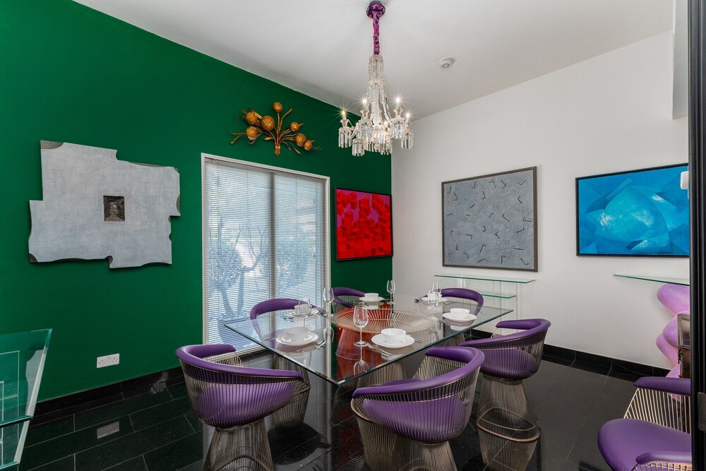 Artsy 4BR DIP Villa w Community Pool Gym
