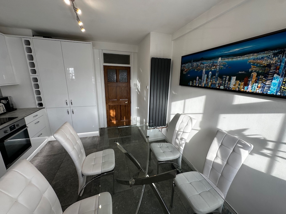 Gerrardscross - Stay4 - Parking - Petsok - Wembley