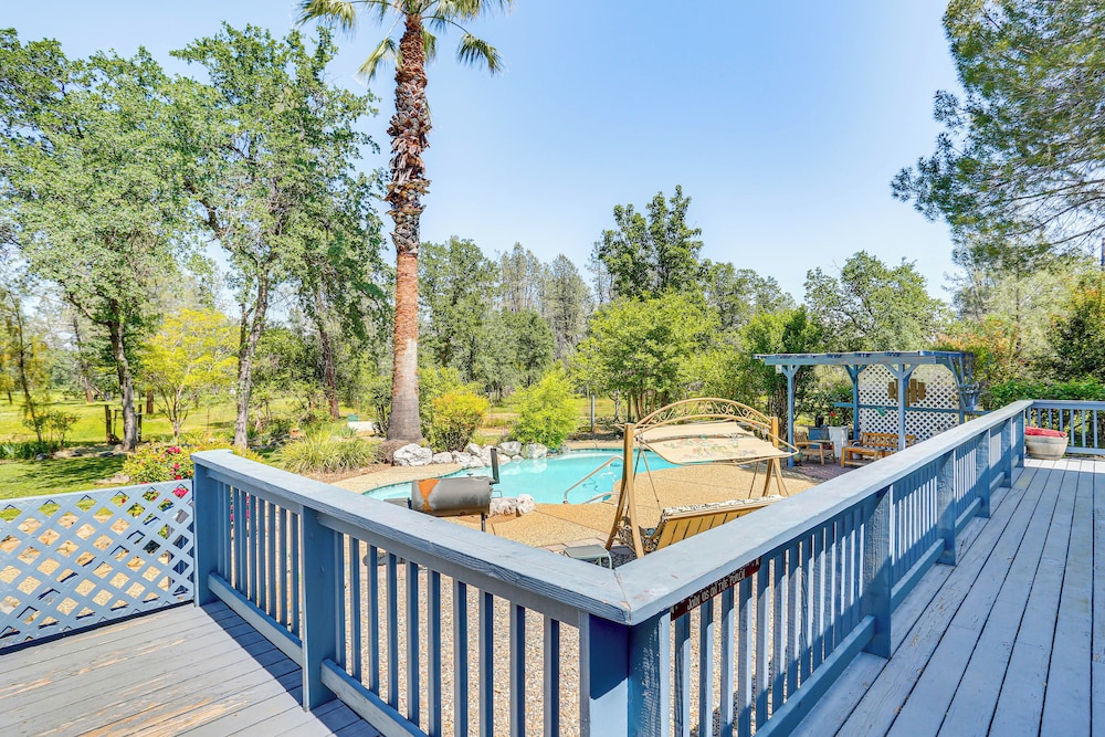 10 Mi to Redding: Serene Escape w/ Spacious Yard!