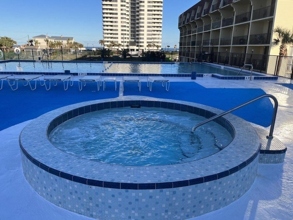 Vantage Pointe 138 - Condo Across The Street In Daytona Beach 1 Bedroom Condo