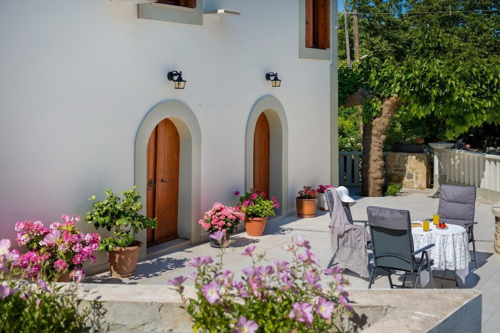 Panethimos House in Nature
