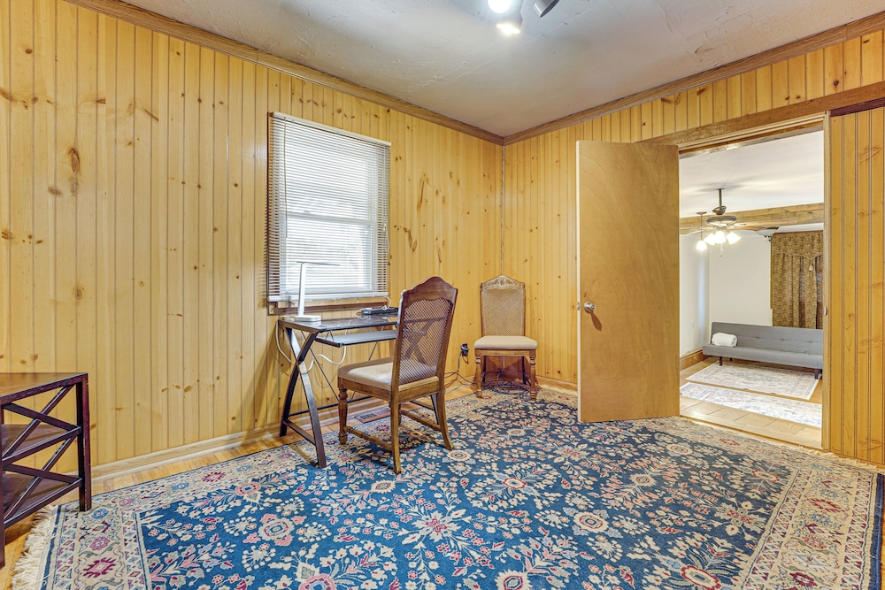 Private Pool & Yard: Pet-friendly Home in Toledo