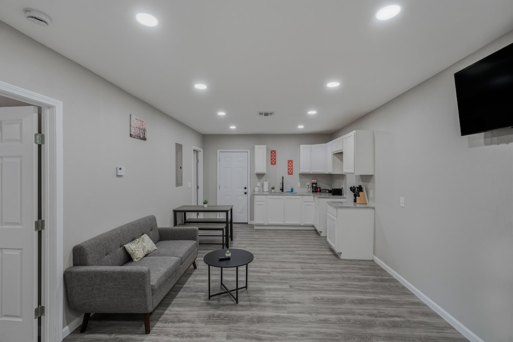 Spacious 3BR Retreat Near Downtown River Walk