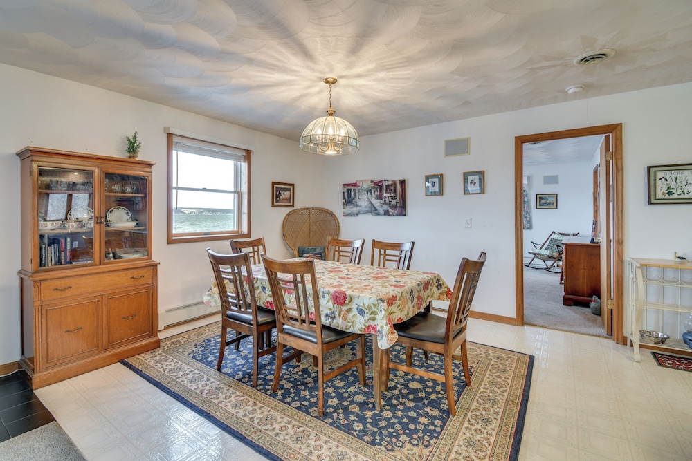 Boat, Grill & Unwind: Lakefront Cayuga Home!