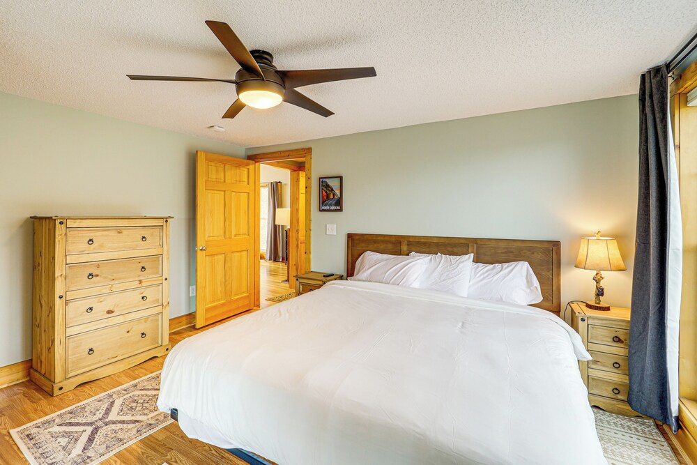 Pet-friendly Cabin w/ Hot Tub in North Carolina!