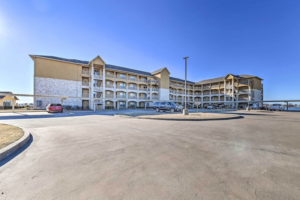 Pool Access + Views: Richland-chambers Studio! view 4