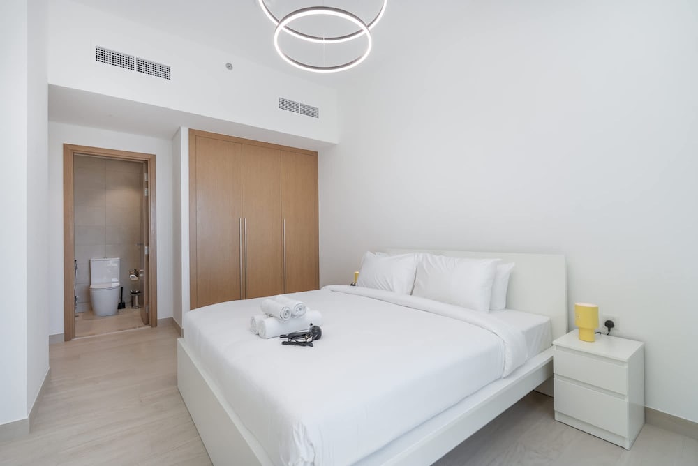 Modern and Peaceful 2 Bedroom in Amber by Azizi