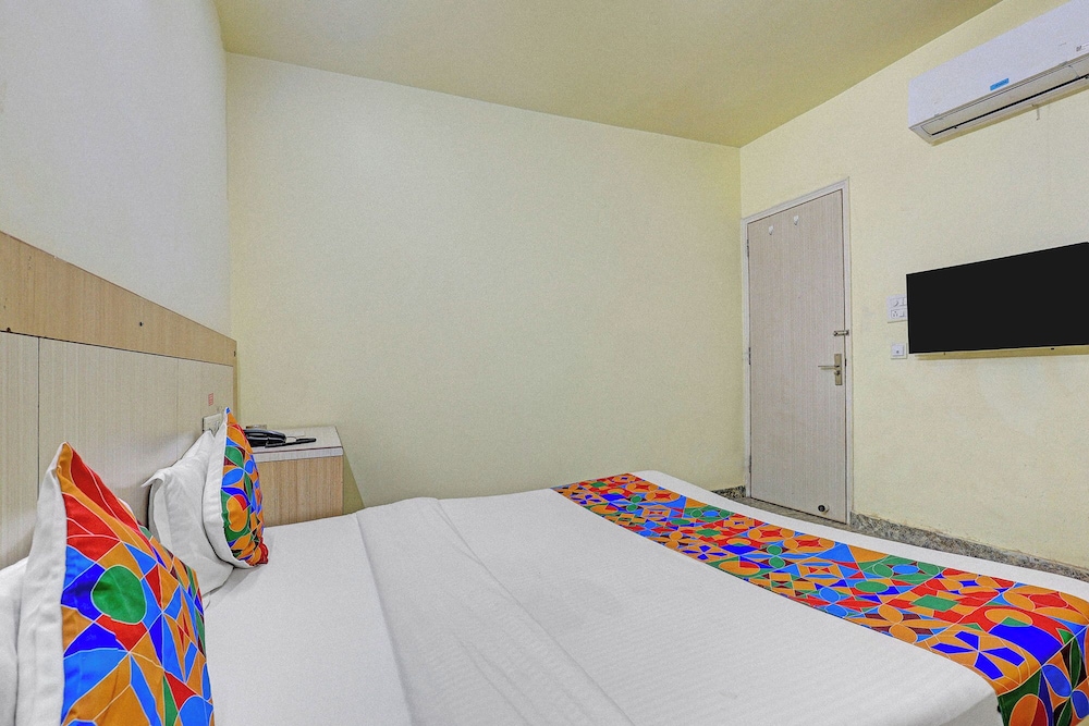 Fabhotel Crown Inn I
