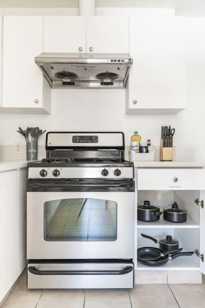 Charming Spacious Home - Modern Comforts, Prime Location