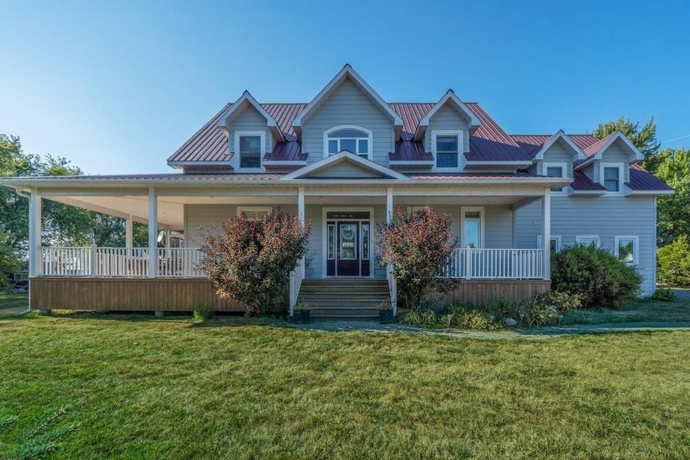 County Lakehouse - The Perfect Spot in PEC - Image 2