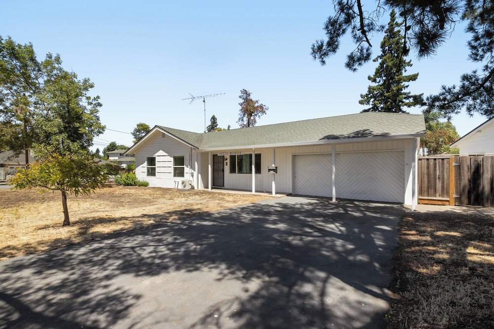 @ Marbella Lane - Spacious 2BR Home Near Westgate
