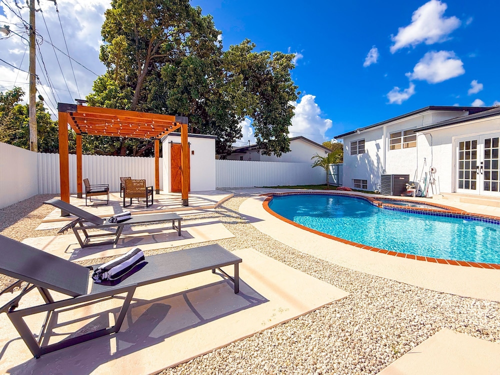 NEW Luxury 5BR Villa Private Pool BBQ Game Room