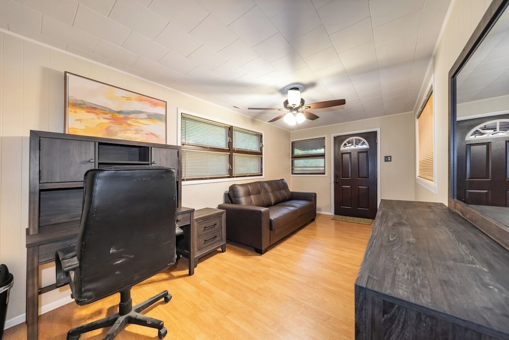 Spacious 3BR House With Firepit & Grill, Near Beach