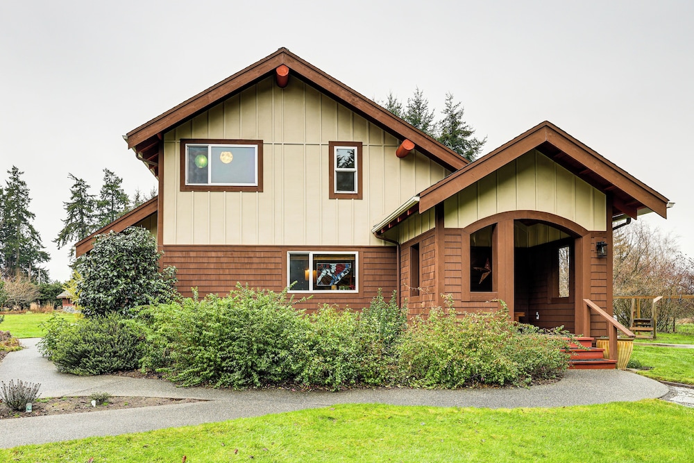 11 Mi to Olympic NP: Port Angeles Retreat w/ Deck