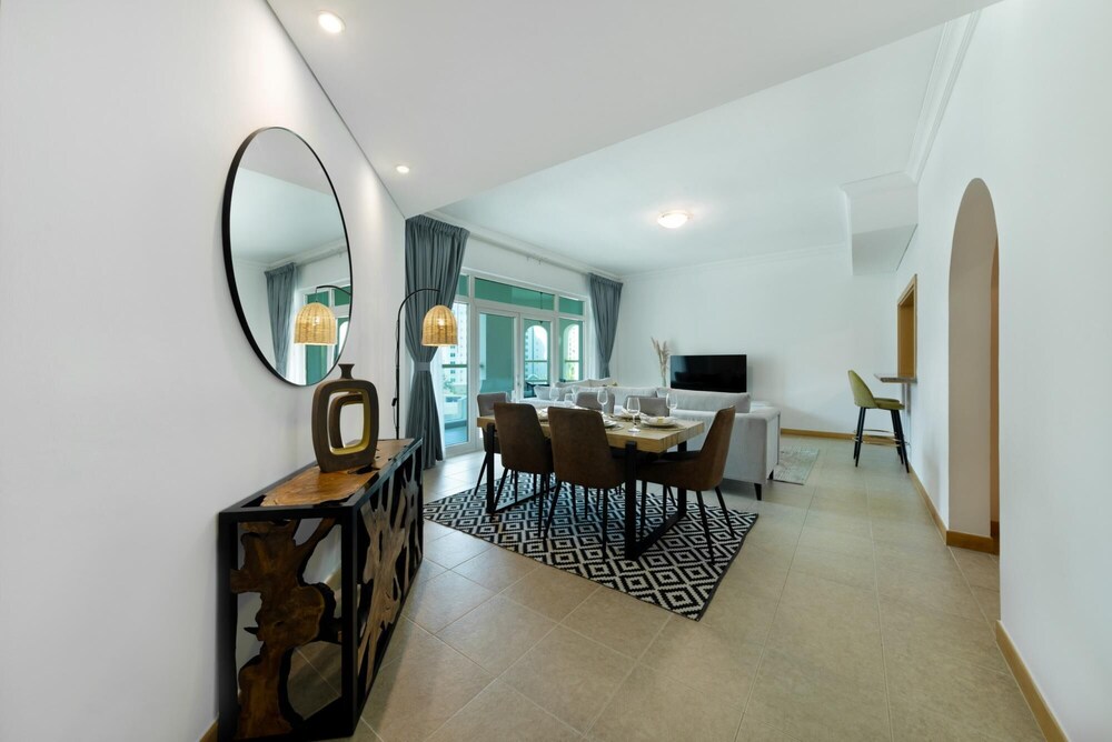 Stylish Apt With Large Patio Close to the Beach