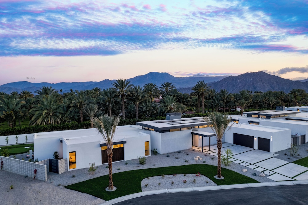 The Polo Villas by AvantStay – Modern Oasis Near Empire Polo Club