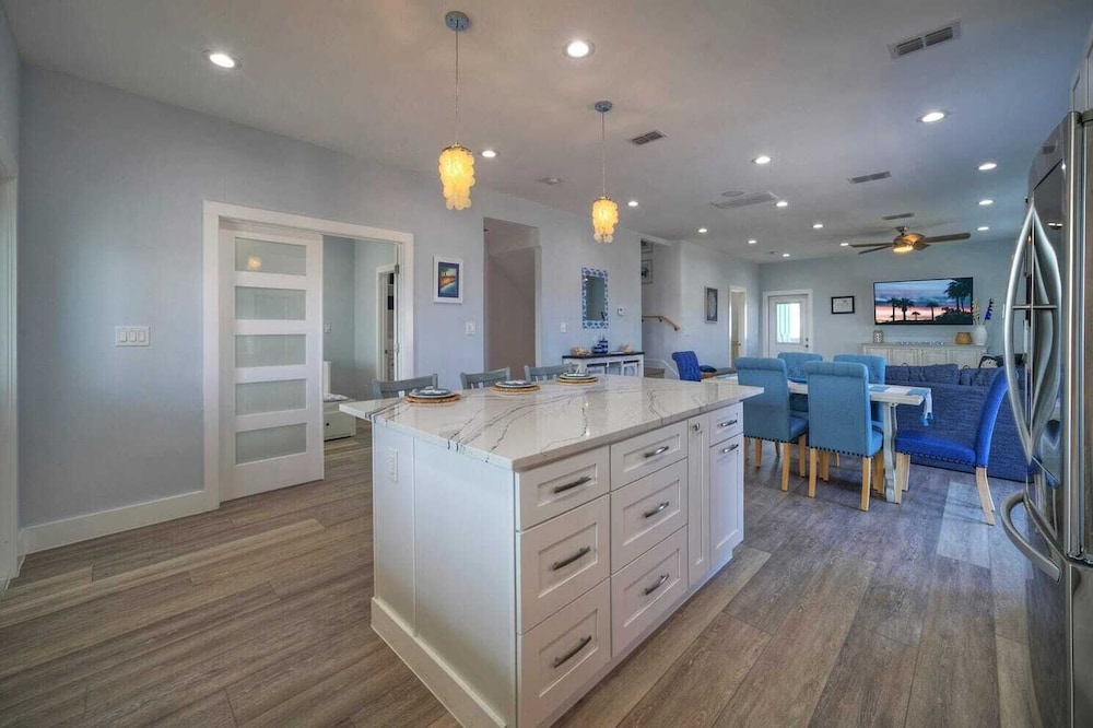 Sleeps 22! 2 Homes Priv Pool, Putting Green, Bar, Deck, Prime Port A Location