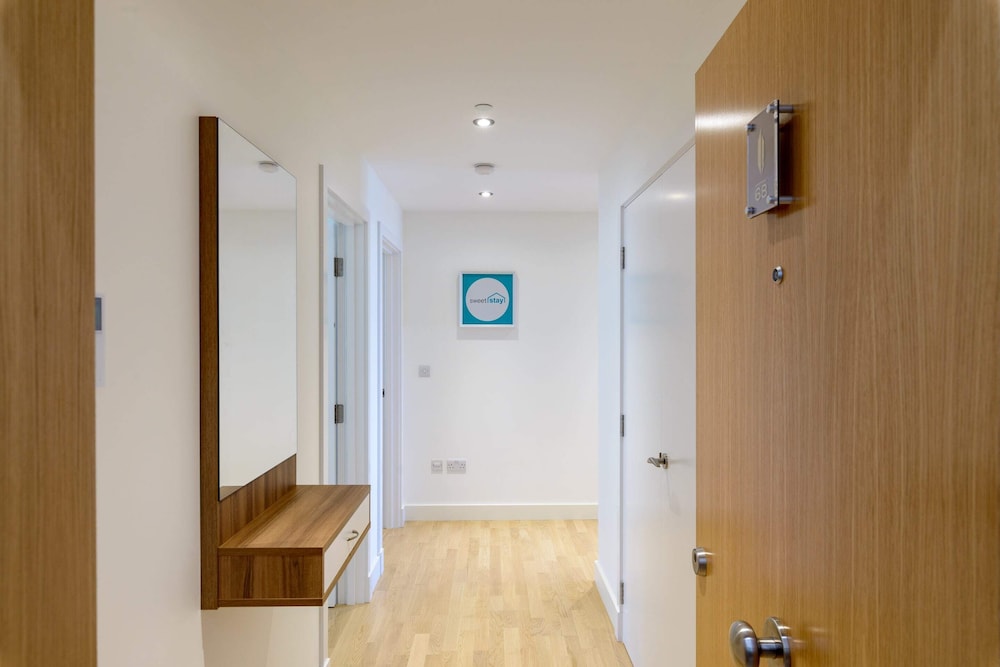 Luxury Modern Apartment With Exceptional Views! Hosted by Sweetstay view 3
