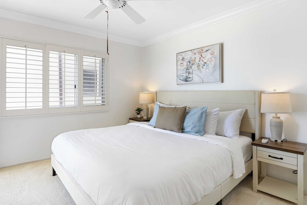 Oceanfront Gem w/ Balcony, Pool, Hot Tub & Carbon Beach Access Bluewater Haven by Avantstay
