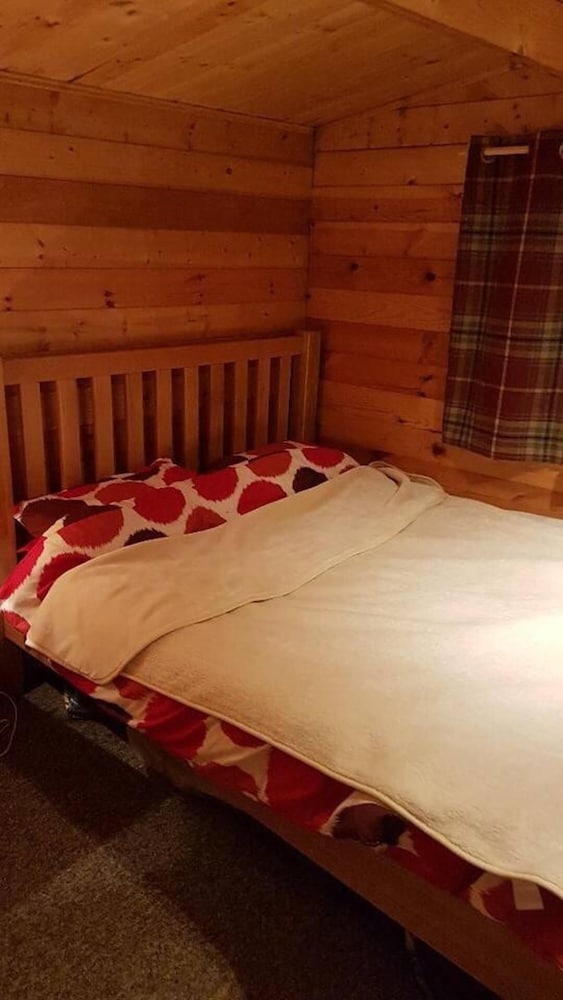 Sutton Coldfield Vacations - Charming 2-bed Cabin in Sutton Coldfield - Property Image 2