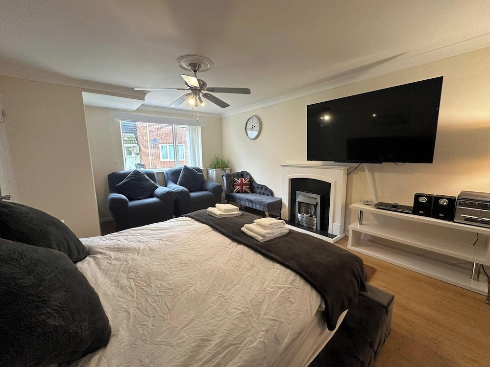 4 Bedroom Seaside House in Clacton-on-sea Sleeps 8