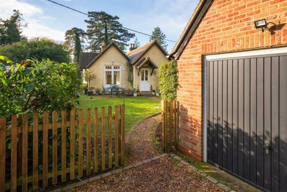 Badgemore Cottage - From 250 Per Night