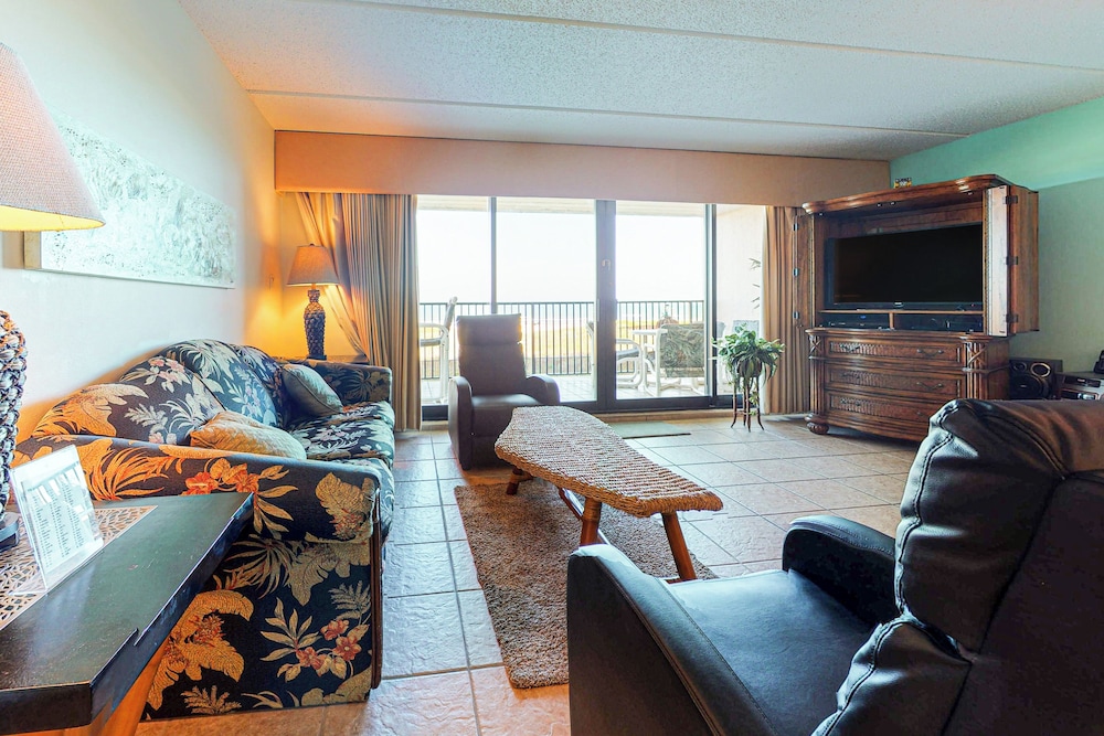 Gulf-view 3BR w/ Gourmet Kitchen, Tennis & Pools