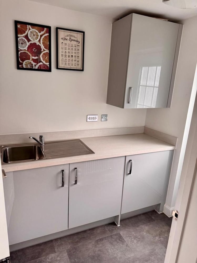 High END Spacious 4 Bed House - Free Parking