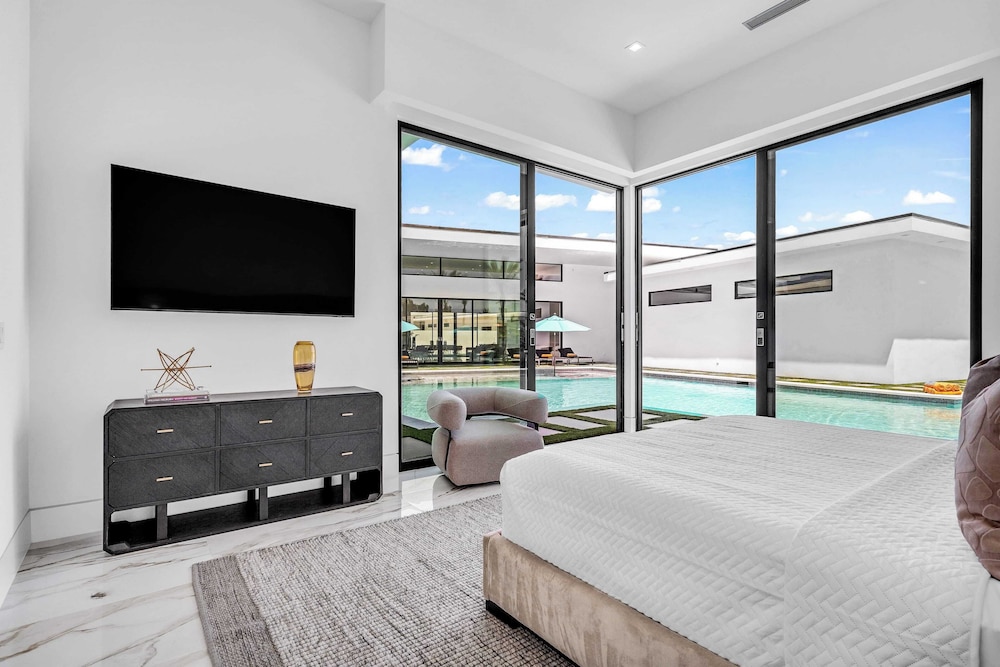 Luxury Retreat Pool, Putting Green + Pickleball Sleeps 17 Bravo Villa 8 by Avantstay