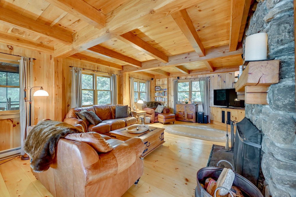 Lakefront Westhampton Cabin w/ Beach + Kayaks!