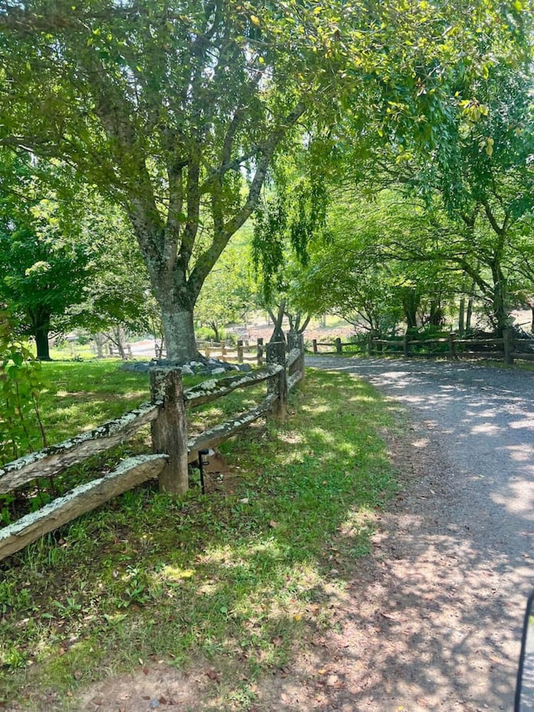 Luxe Riverfront Escape Mtn Views Pickleball Ct