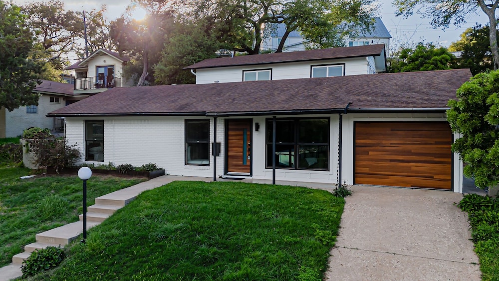 4 Bedroom Near Soco With a Private Pool & Sauna - Image 1