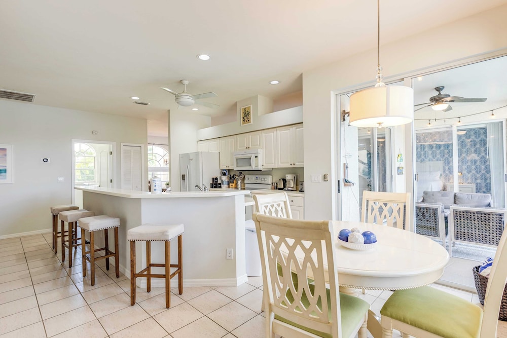 Private Pool, Pond Views, & Bonus Lounge in Gated Naples Community Drive to Dining & Sand