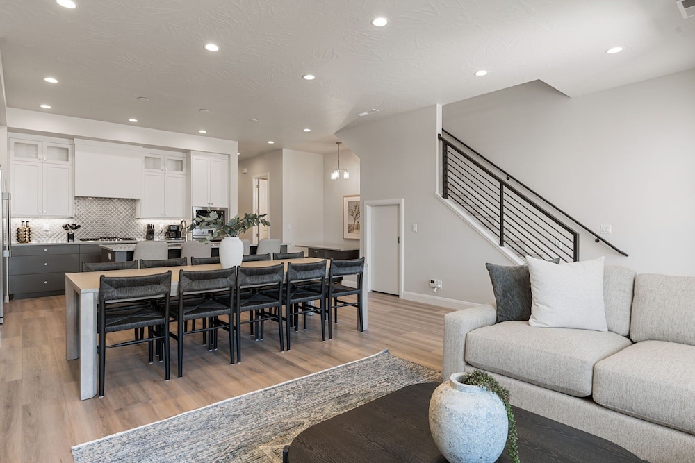 The Crash Pad 5 Bedroom Townhouse