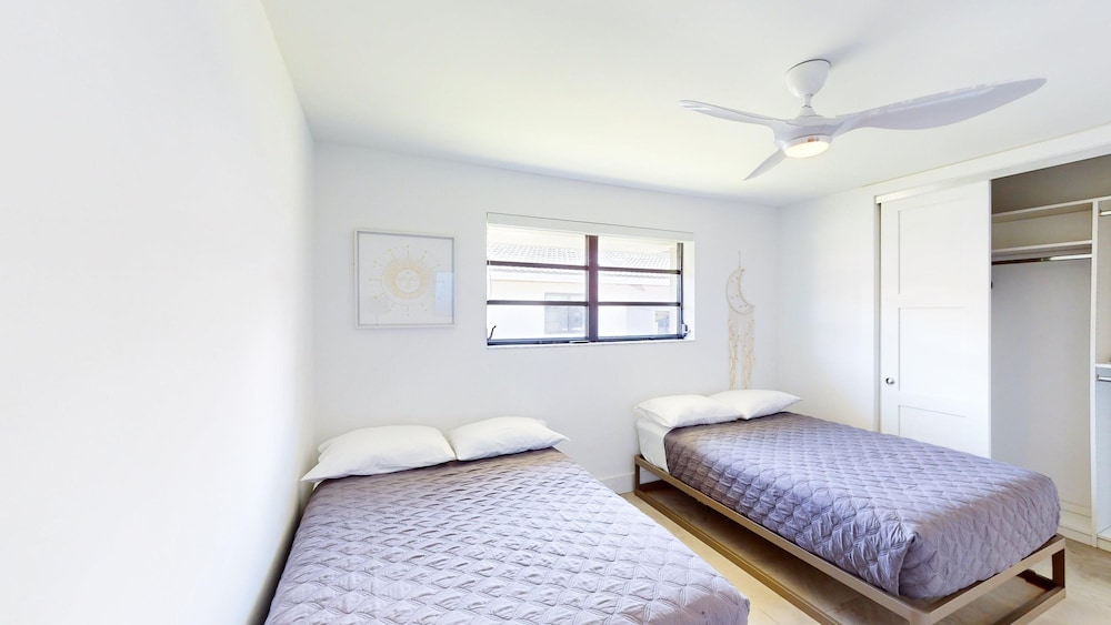 Villa Shapira 6BR Luxurious Designer Home With Heated Pool