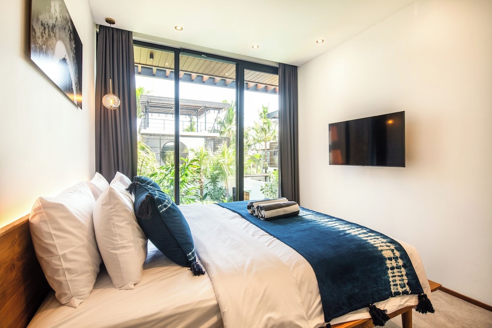 Seaside Escape: 4BR Villa, 190m to Canggu Beach
