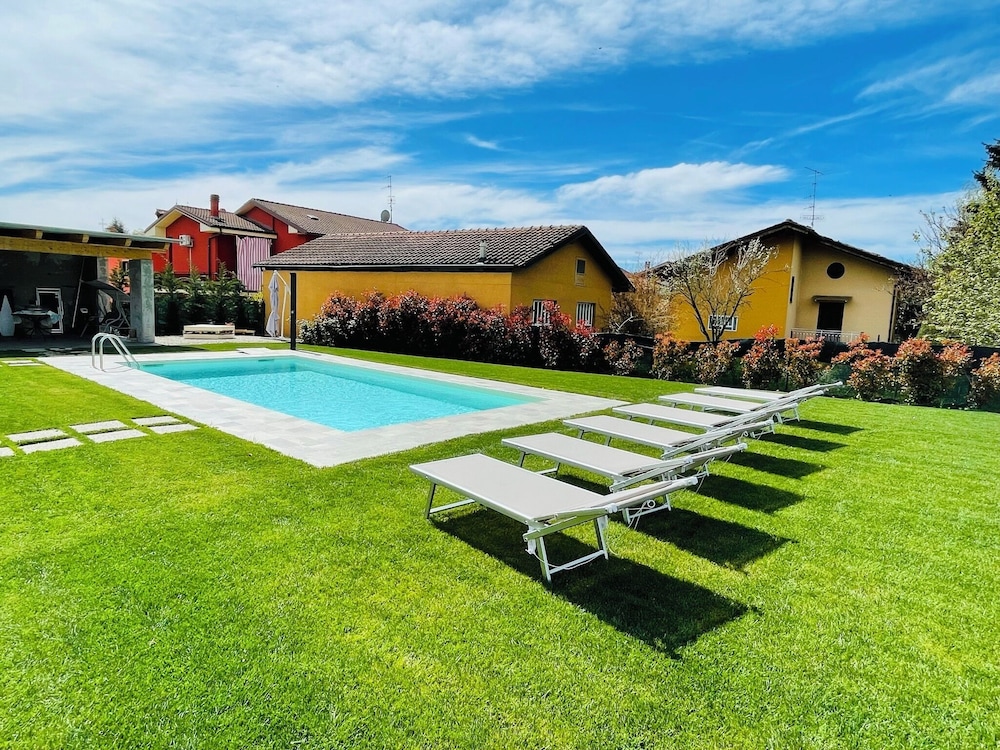 Stunning Private Apartment With Exclusive Swimming Pool Near Alba