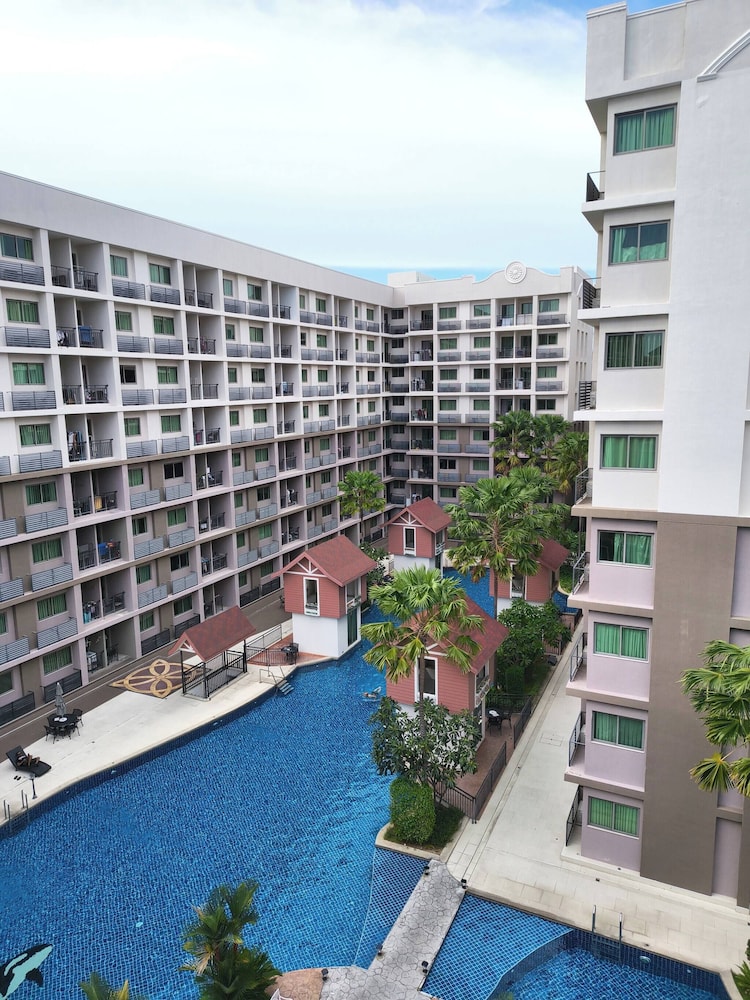 Luxurious Pattaya Apartment With Pool Access