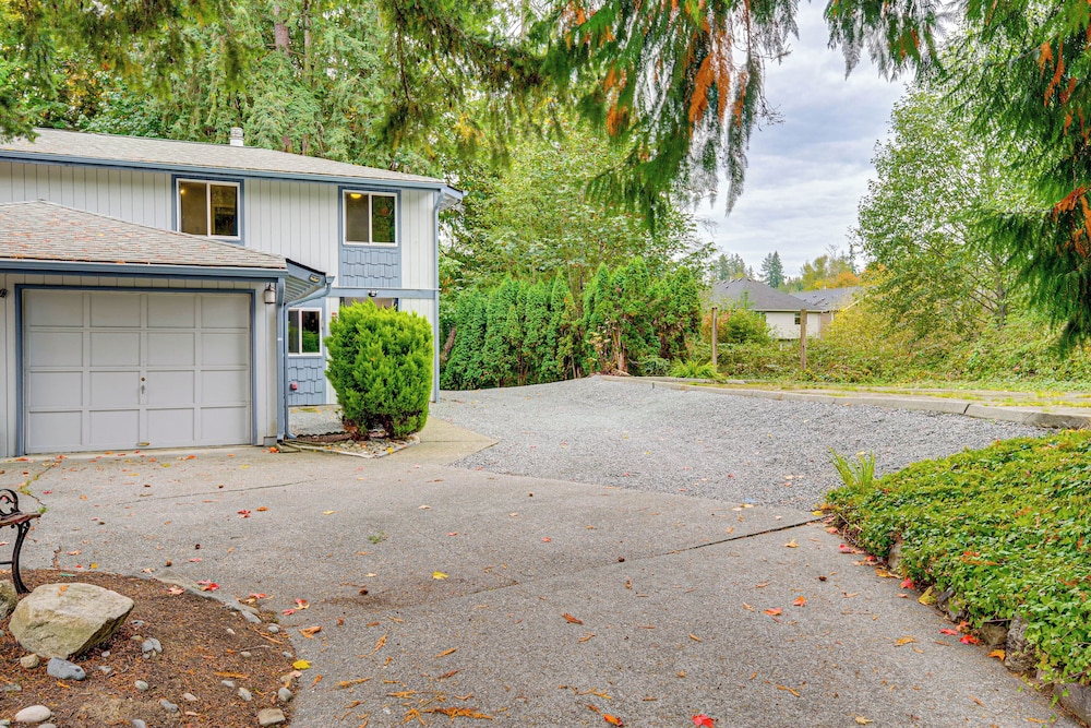 Walk to Lake Stevens: Duplex w/ Fire Pit!