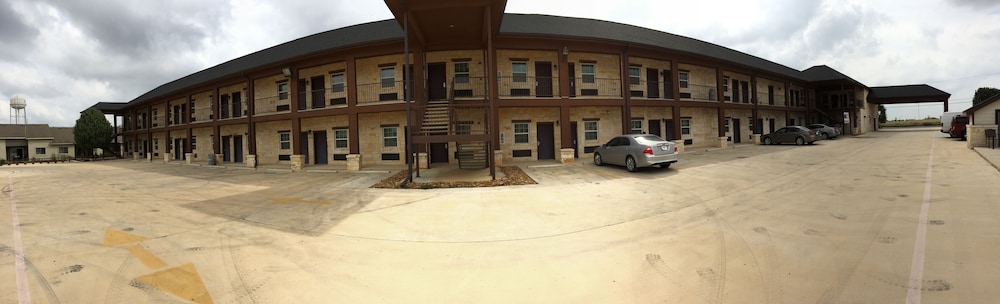 Pearsall Inn & Suites