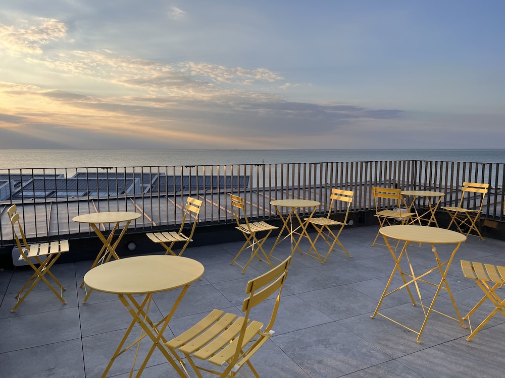 Fort Road Hotel 5