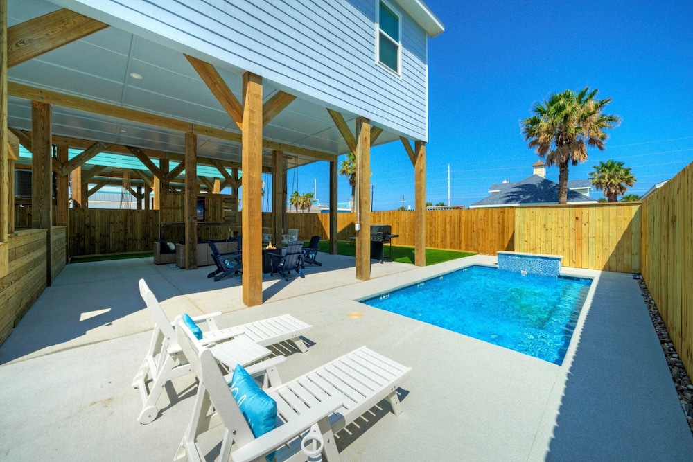 Deja Blue Coastal Retreat w/ Pool, Firepit, BBQ & Outdoor TV Lounge