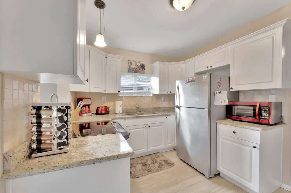 Updated Cozy Home Centrally Located pet Friendly