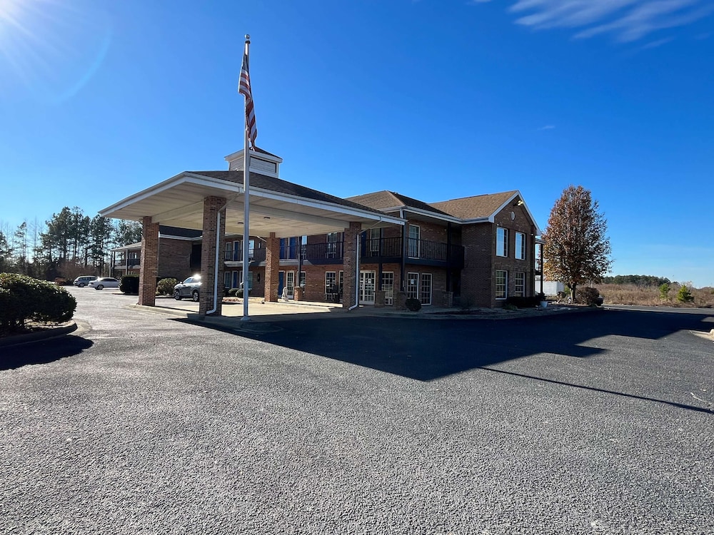 Henderson Vacations - Motel 6 Bracey, VA - I-85 - Property Image 1