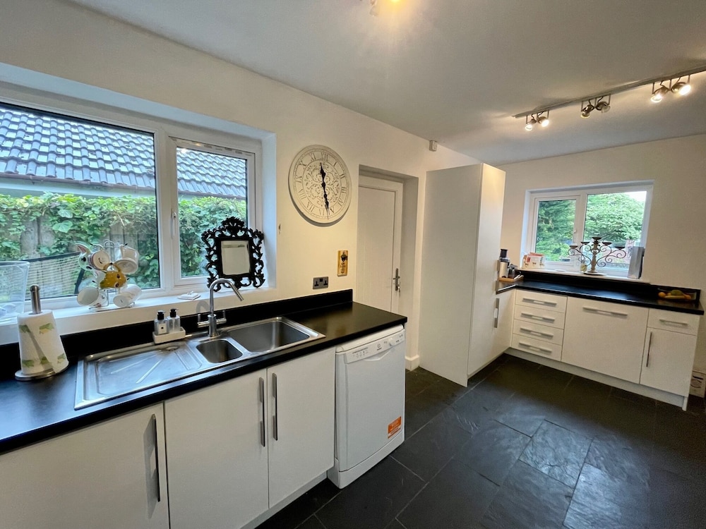 4 Bedroom House, Sleeps 8- Hot Tub, Pets, Parking